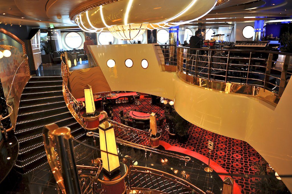 Атриум с хрустальной лестницей Swarovski и казино на MSC Splendida