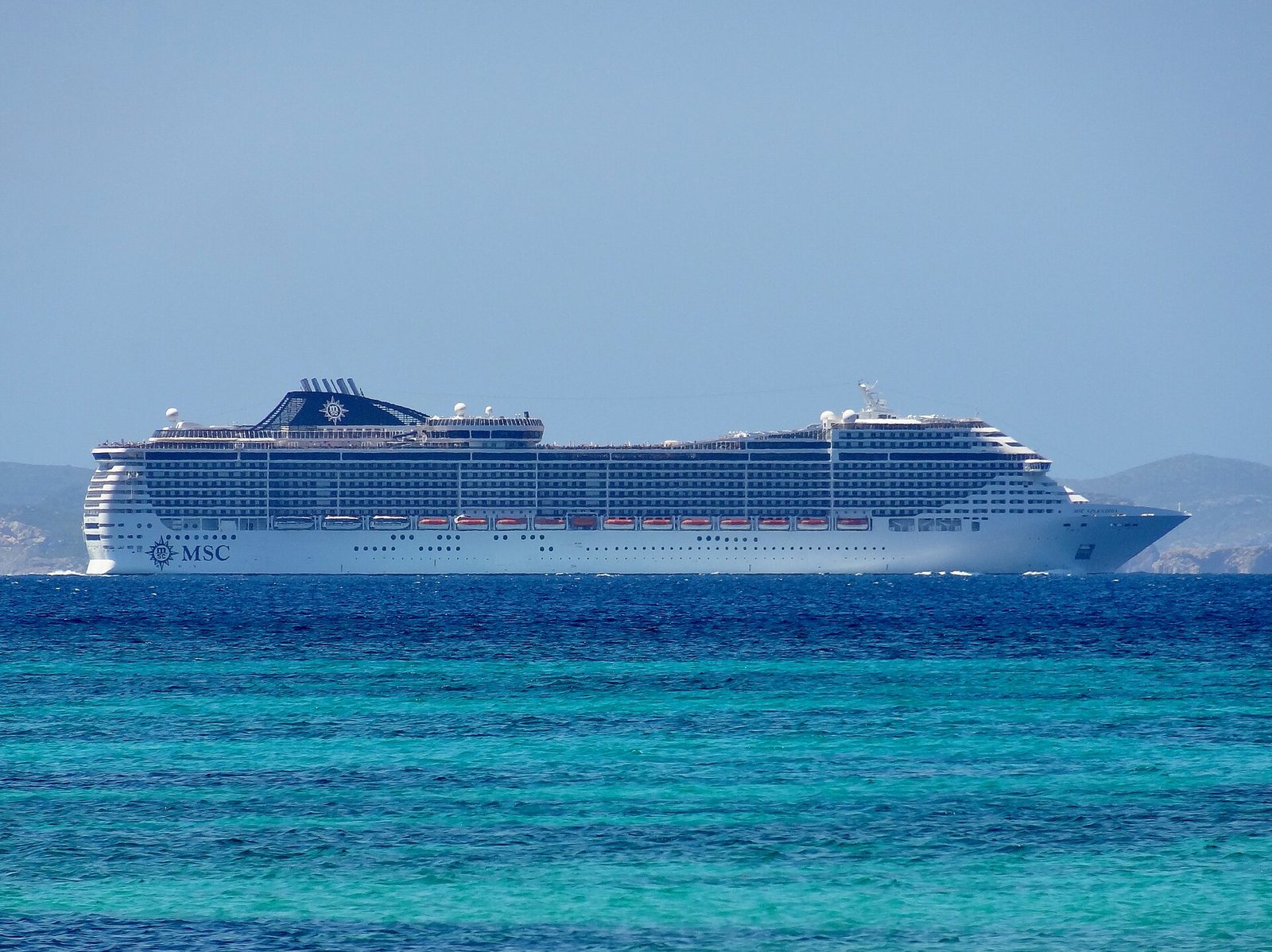 Круизный лайнер MSC Splendida в Средиземном море