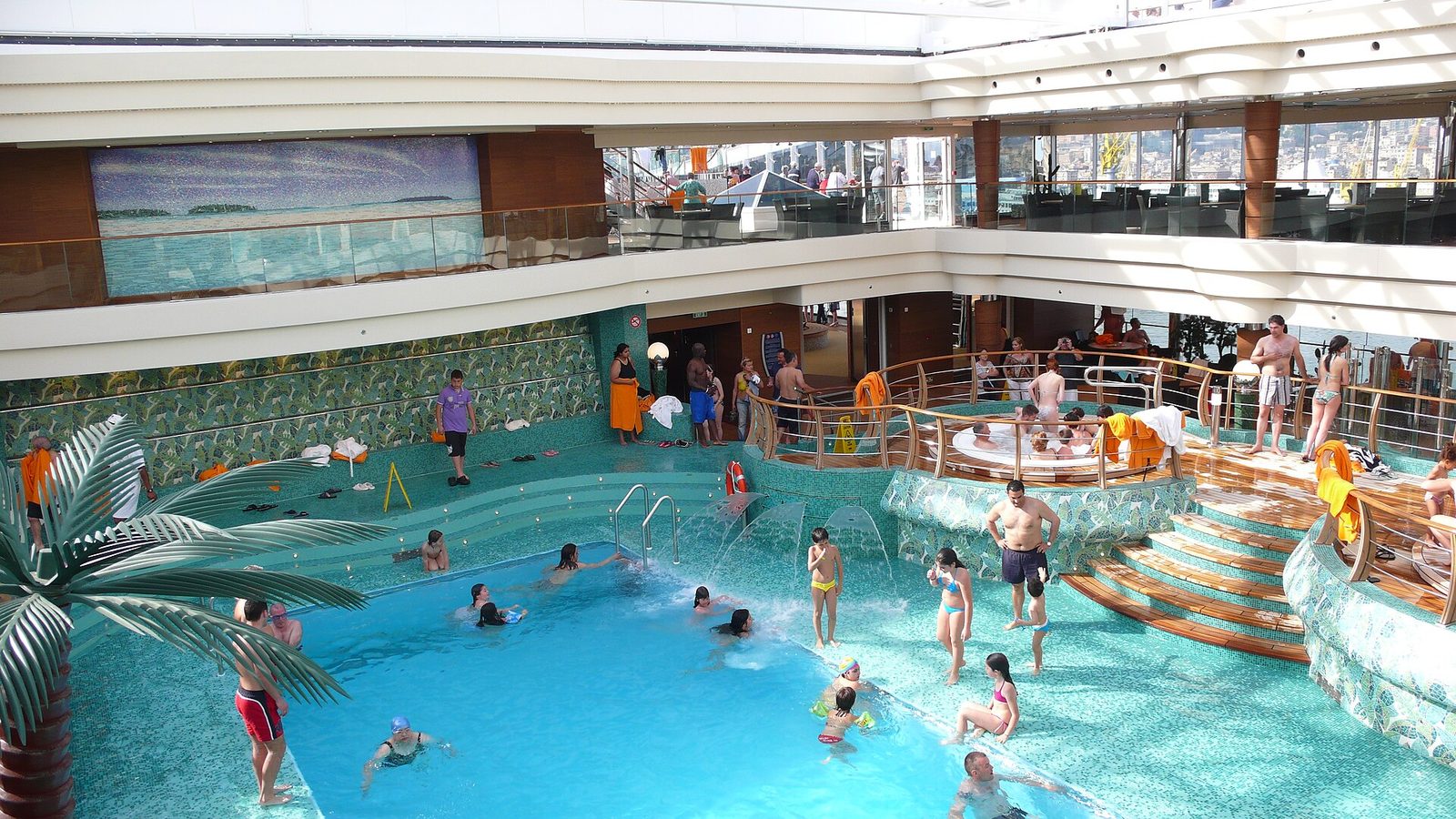 Бассейн и джакузи на открытой палубе MSC Splendida