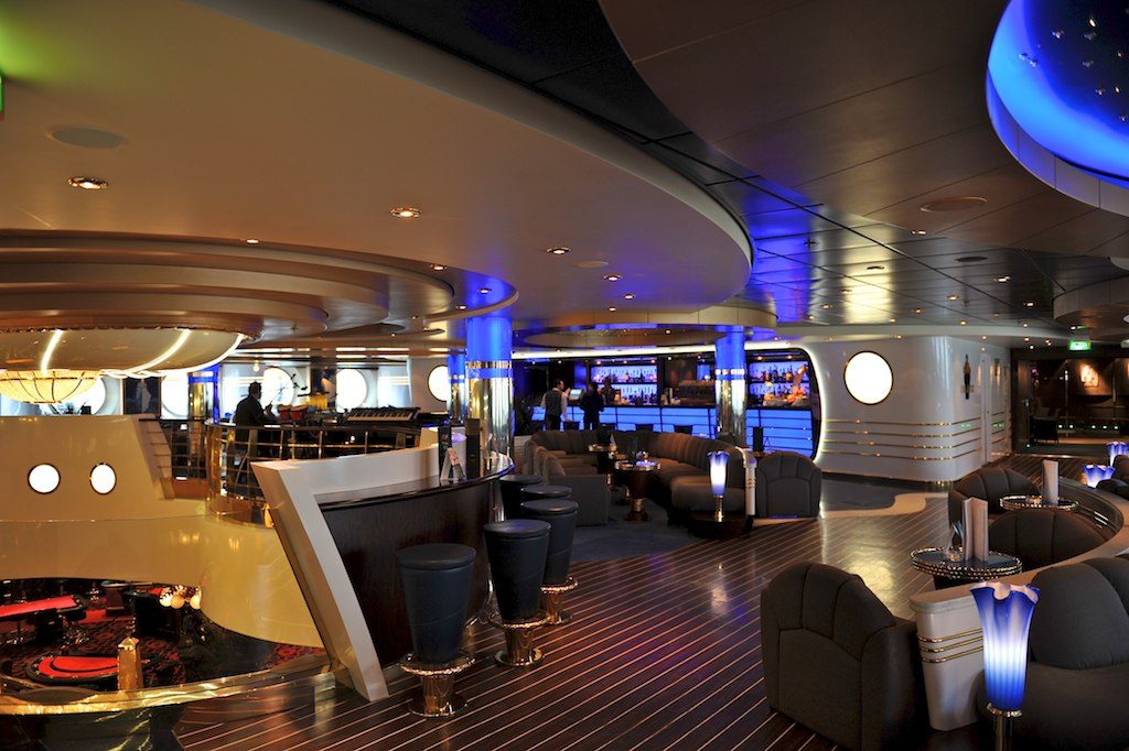 Бар-лаунж с панорамными окнами на MSC Splendida